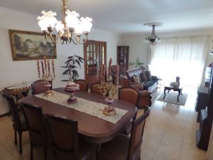 Moradia de gaveto T4, para Compra