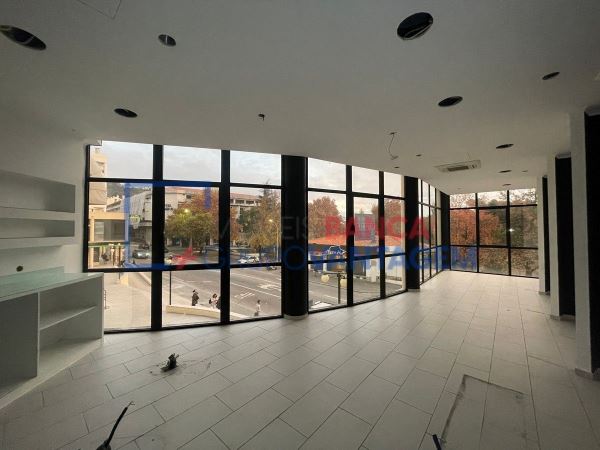 Loja Com 98M², Localizada No Centro Comercial Fontedeira, Em Portalegre