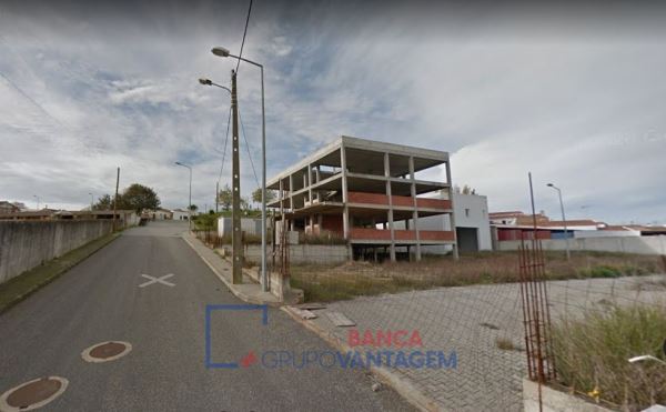 Lote De Terreno Com Construção Iniciada, Para Edifício De Habitação Coletiva, No Sítio Do Curral, Em Alvito