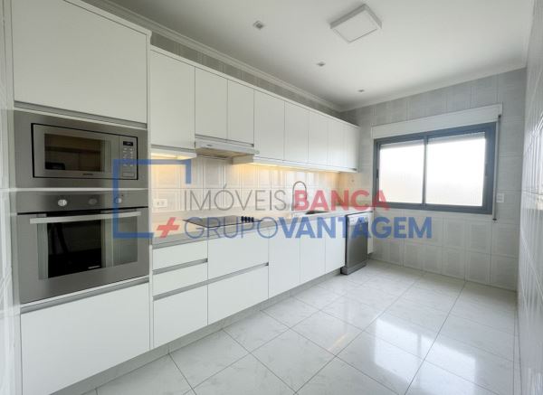 Apartamento T2 Brandoa Com Garagem