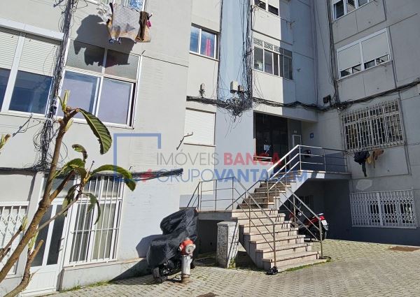  T1 Com 48 M2 Junto Ao Metro  Águas Livres, Na Amadora