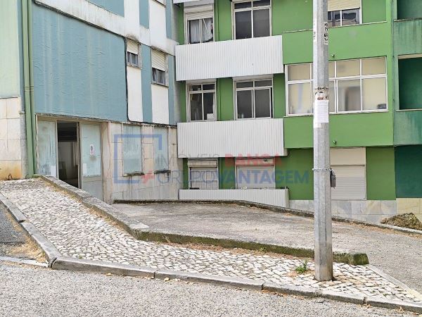 Loja 210M2 Cacém - Entrada Para Carros
