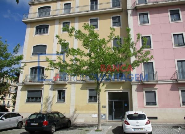 Apartamento T4 Com Arrumos E Garagem