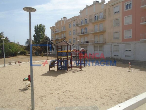 Apartamento T3 Com Arrecadação Em Condominio Com Piscina E Parque Infantil - Samora Correia