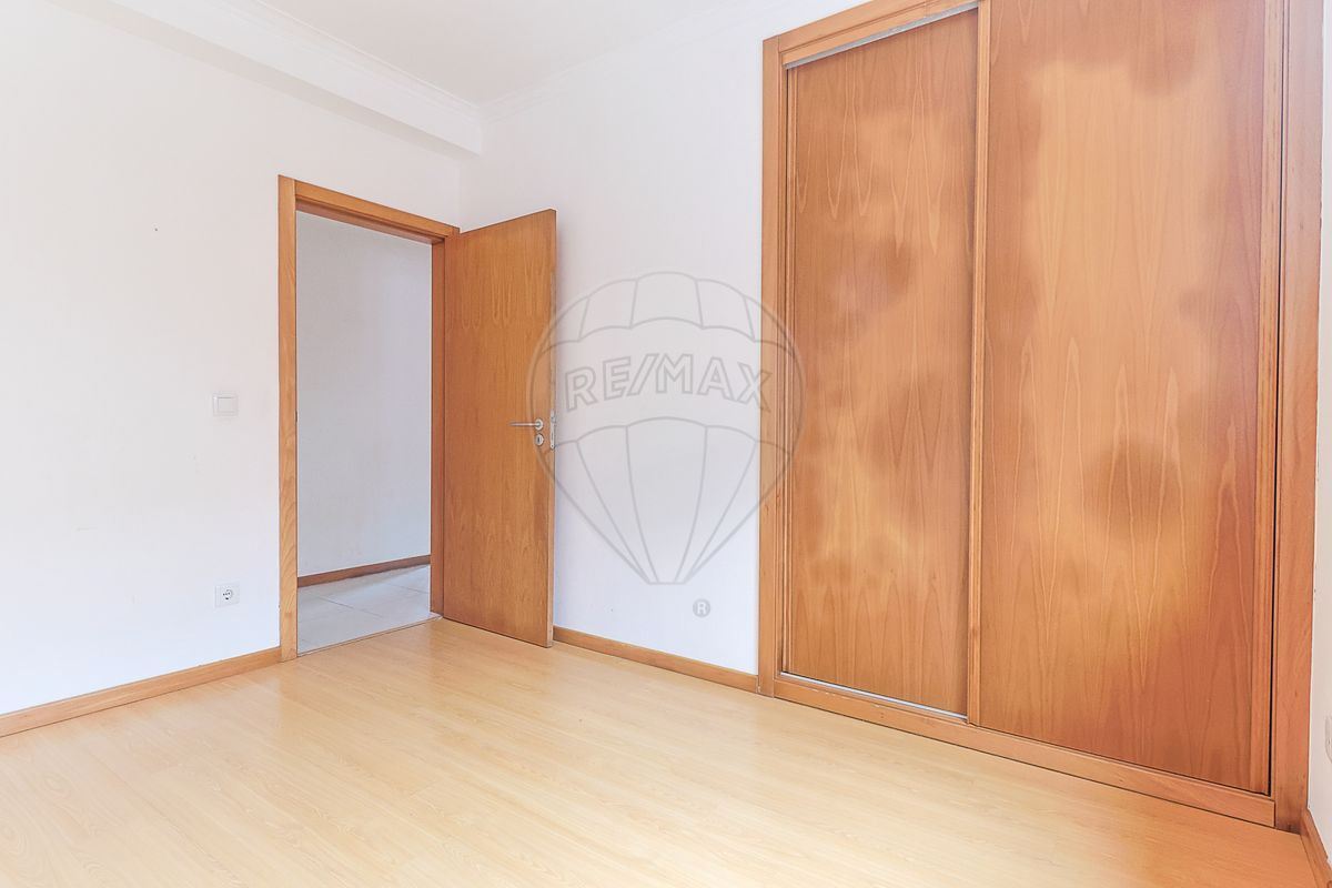 Moradia T4 para Venda em Trouxemil e Torre de Vilela