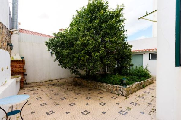 Apartamento T2 Na Graça, Com Logradouro Privativo