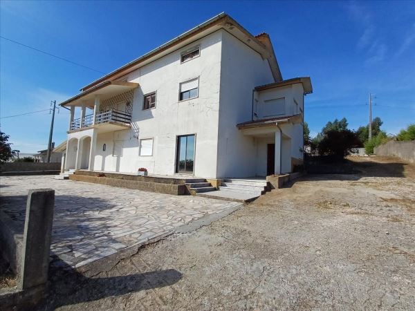Moradia Independente T6 Com Piscina E Amplo Terreno – Venda De Galizes