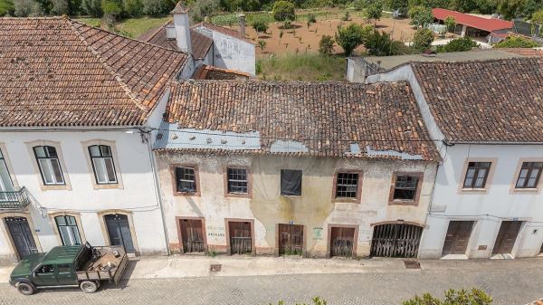 Moradia T4 Para Reabilitar À Venda Em Vila Nova Do Ceira - Góis
