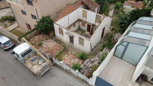 Moradia T3 Em Rúina Inserida Num Lote Com 336M2 À Venda Em Coimbra