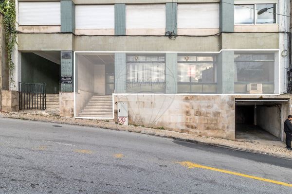 Loja No Centro De Coimbra – Versatilidade E Localização Premium