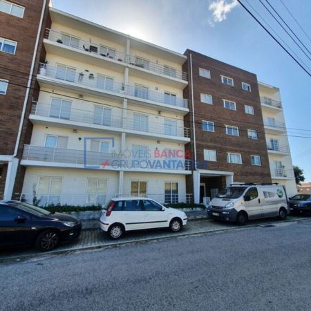  T2 Inserido No Rc De Edifício Com Elevador, Varanda E Garagem Em Ermesinde, Rua Das Agras Novas - 268.000,00€