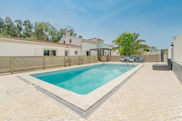 Moradia Com Piscina Em Alfeizerão – Costa De Prata