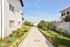 Moradia geminada T5, para Compra