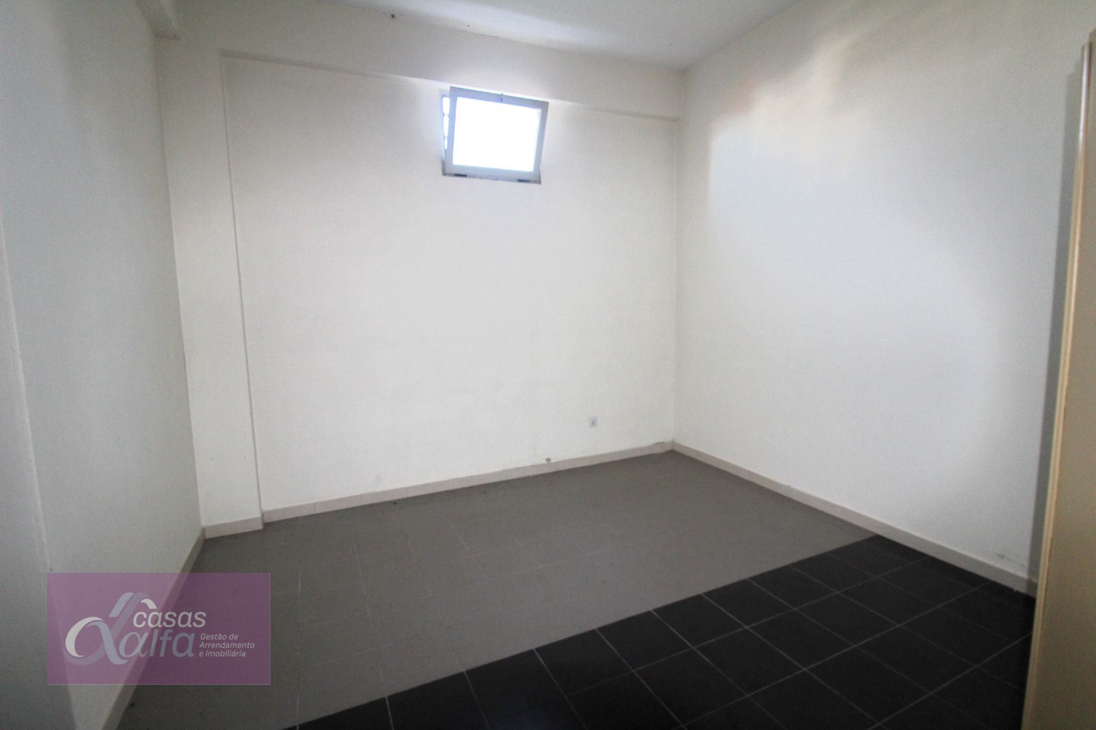 Loja para Arrendamento em Leiria, Pousos, Barreira e Cortes