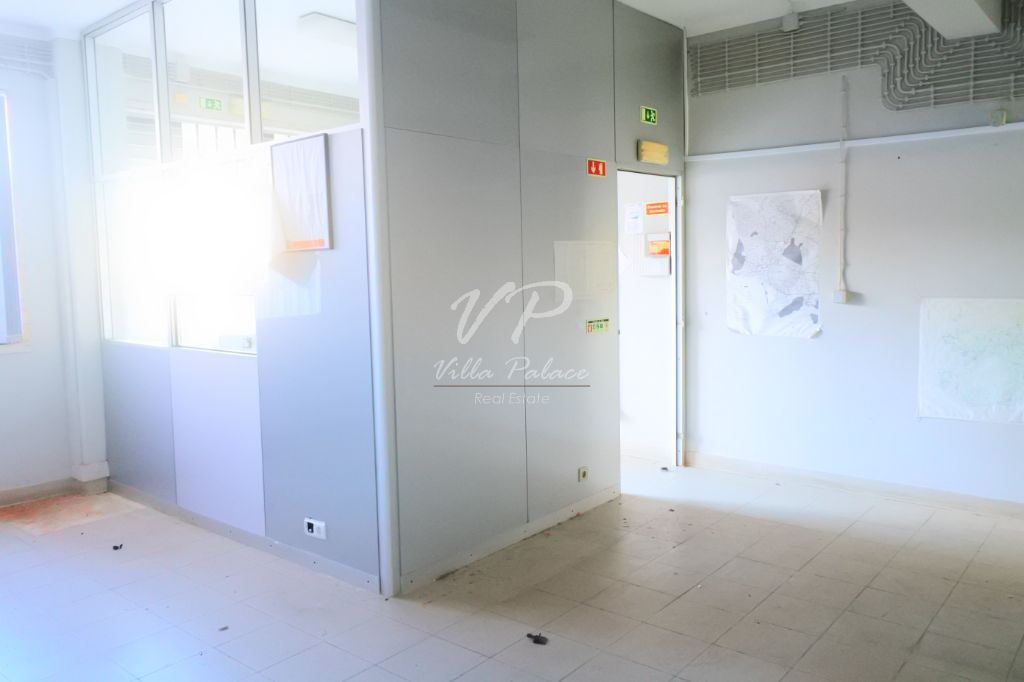 Loja para Venda em Santo António dos Cavaleiros e Frielas Foto 14