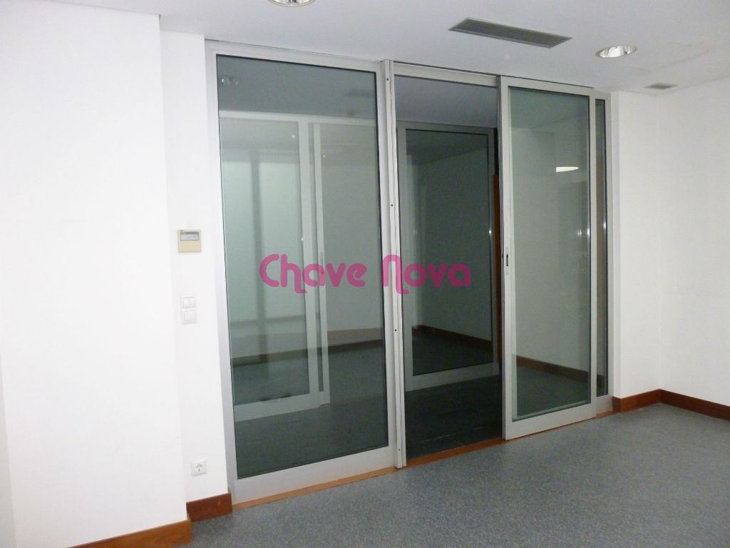 Escritório com 585 m² em Zona central de V. N. Gaia