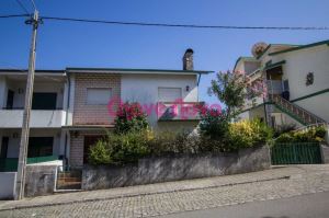 Moradia geminada com 5 Quartos para Compra