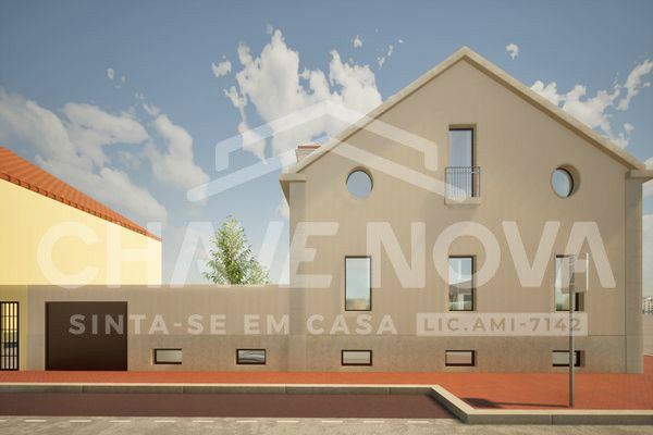 Venda de 2 Moradias T4, localizada em Espinho a 450m da praia! Ideal para investidores!