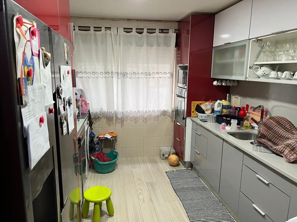 Apartamento T2, semi-remodelado, situado na Barrada.