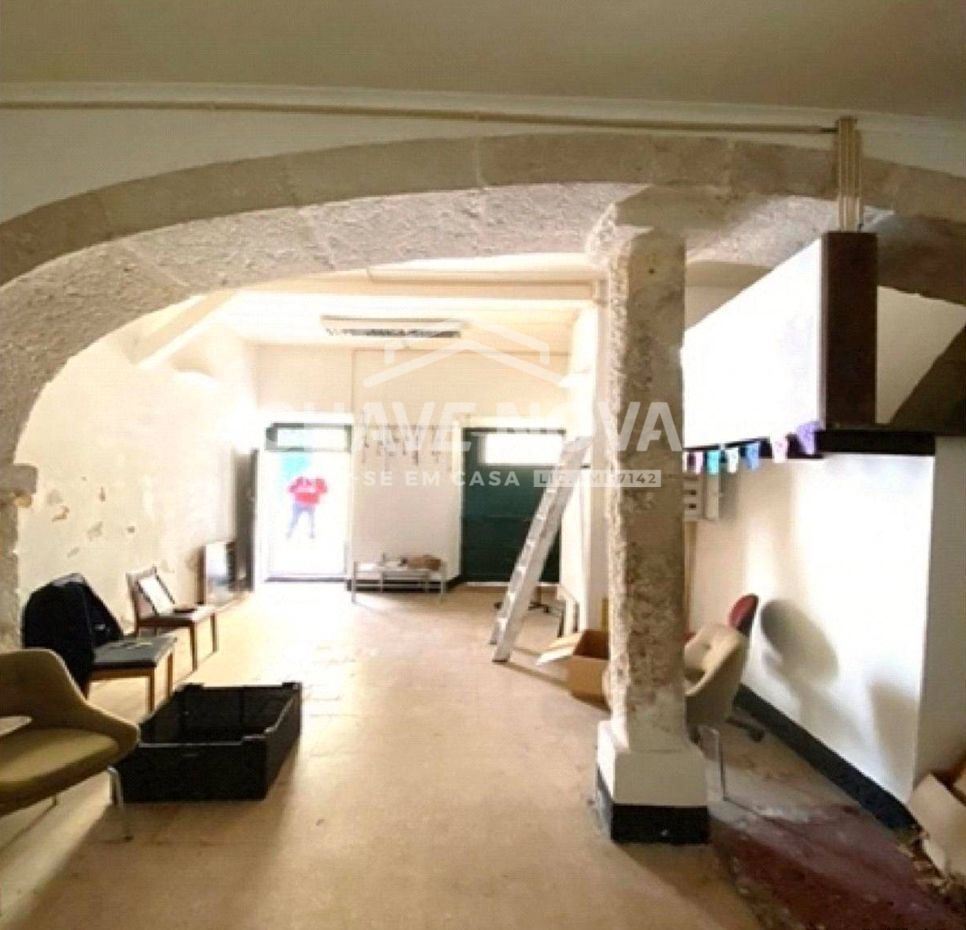 Prédio para recuperar na Rua das Fontainhas a São Lourenço em Lisboa