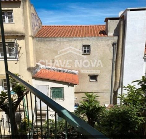 Prédio para recuperar na Rua das Fontainhas a São Lourenço em Lisboa