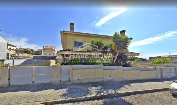 Moradia V4 c/ Garagem Box e Terraço em Arcozelo