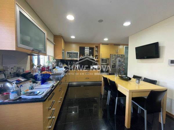 Moradia V4 c/ Garagem Box e Terraço em Arcozelo