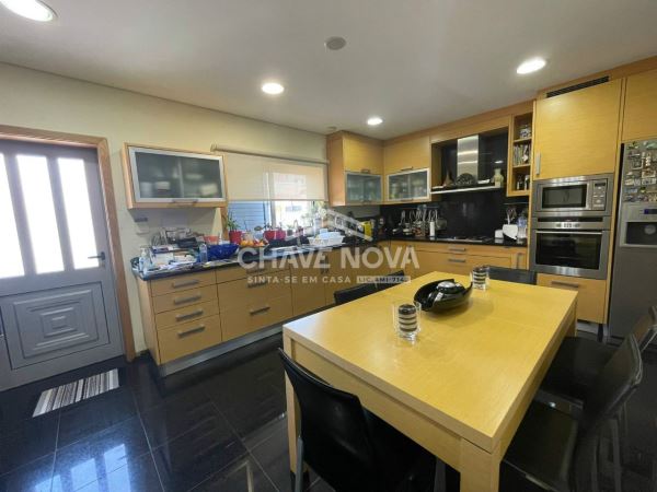 Moradia V4 c/ Garagem Box e Terraço em Arcozelo