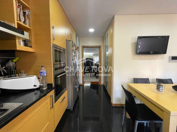 Moradia V4 c/ Garagem Box e Terraço em Arcozelo