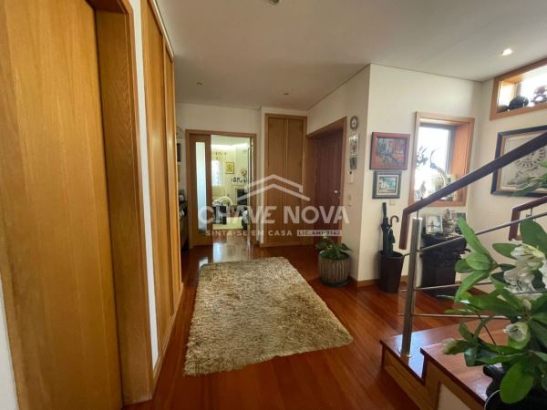 Moradia V4 c/ Garagem Box e Terraço em Arcozelo