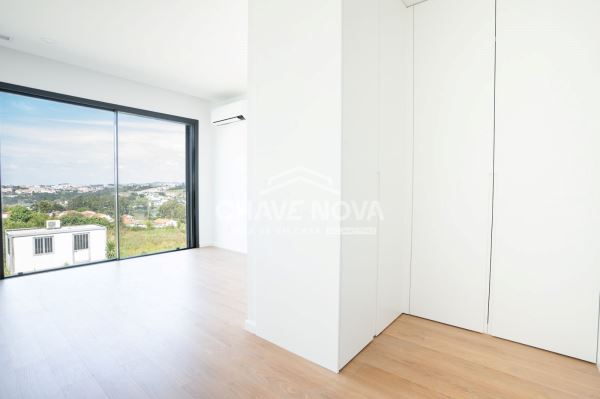 T3 Novo c/ Varanda e Lugar de Garagem em Avintes
