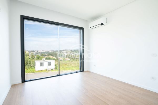 T3 Novo c/ Varanda e Lugar de Garagem em Avintes