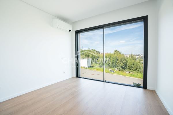 T3 Novo c/ Varanda e Lugar de Garagem em Avintes