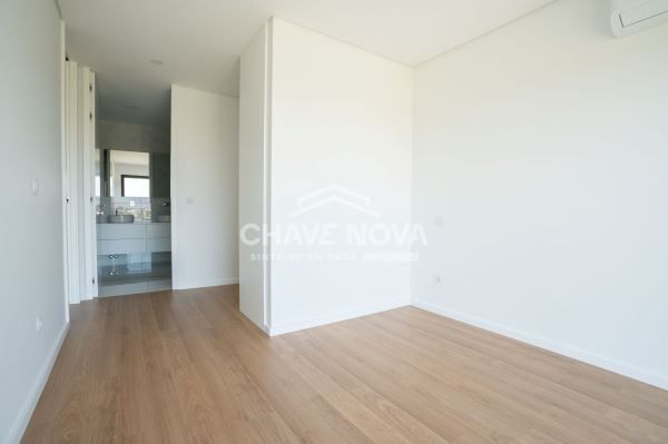 T2 Novo c/ Varanda e Lugar de Garagem em Avintes