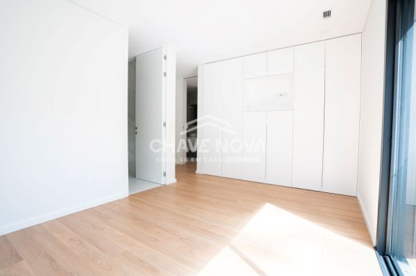 T2 Novo Último Piso c/ Varanda e Lugar de Garagem em Avintes