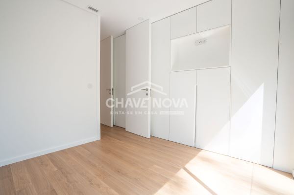 T2 Novo Último Piso c/ Varanda e Lugar de Garagem em Avintes