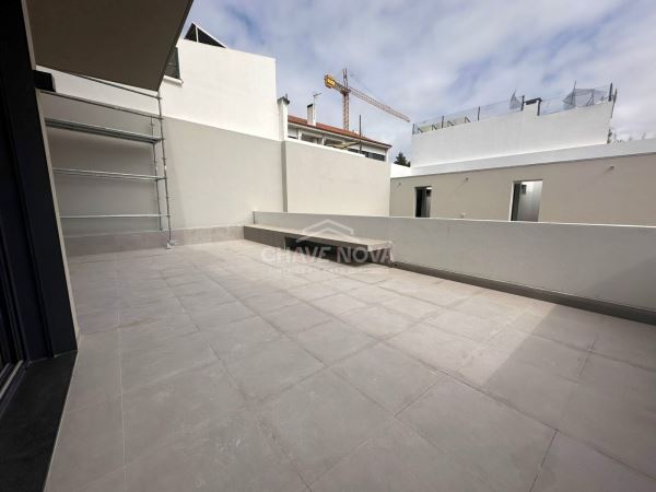 Apartamento T2 centro de Aveiro. Garagem. Condomínio com jardim