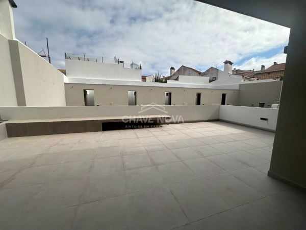 Apartamento T2 centro de Aveiro. Garagem. Condomínio com jardim