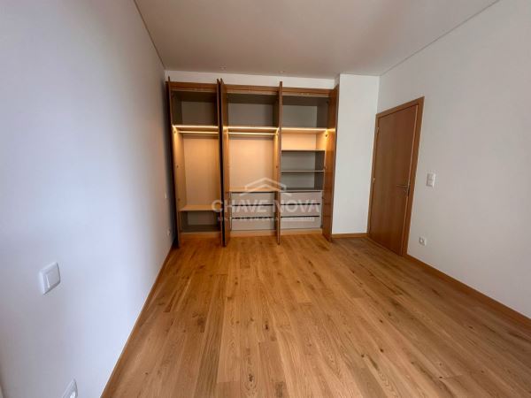 Apartamento T2 centro de Aveiro. Garagem. Condomínio com jardim