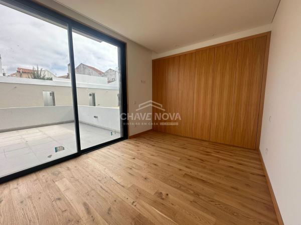Apartamento T2 centro de Aveiro. Garagem. Condomínio com jardim