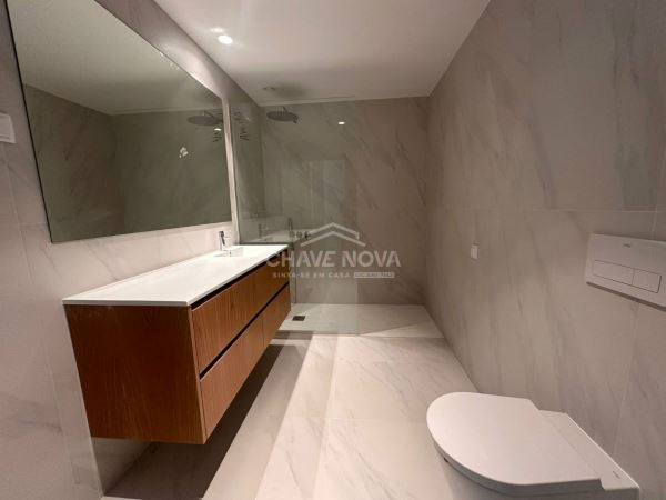 Apartamento T2 centro de Aveiro. Garagem. Condomínio com jardim