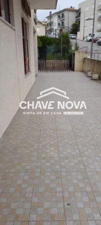 Edifício comercial (restauração) - Centro de Resende - Zona do Douro.