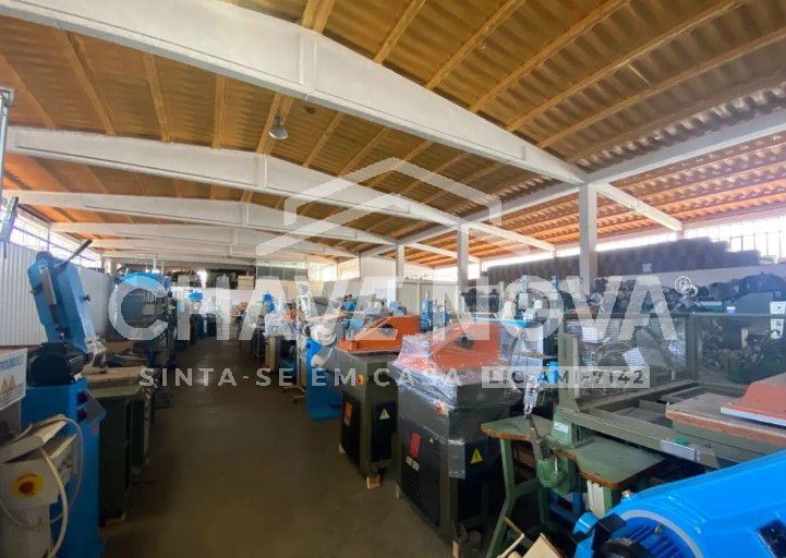 Armazém com 3200 m2 com empresa em funcionamento
