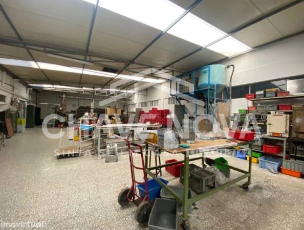 Armazém com 3200 m2 com empresa em funcionamento