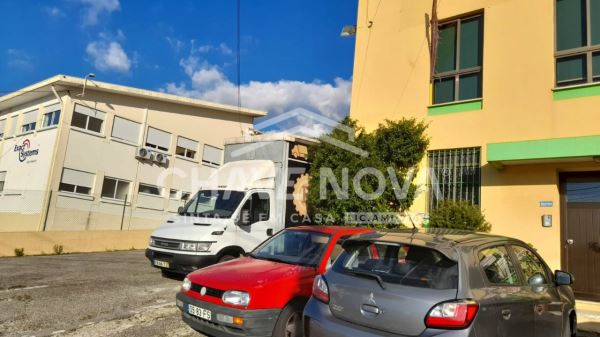 Armazém com 3200 m2 com empresa em funcionamento