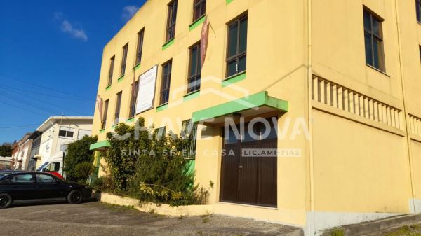Armazém com 3200 m2 com empresa em funcionamento
