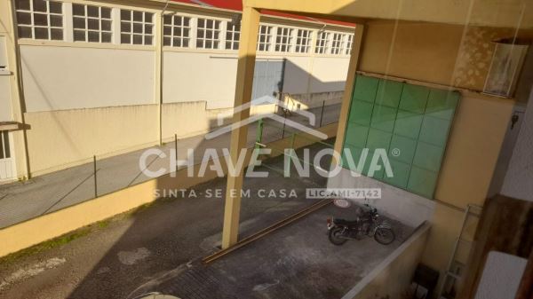Armazém com 3200 m2 com empresa em funcionamento