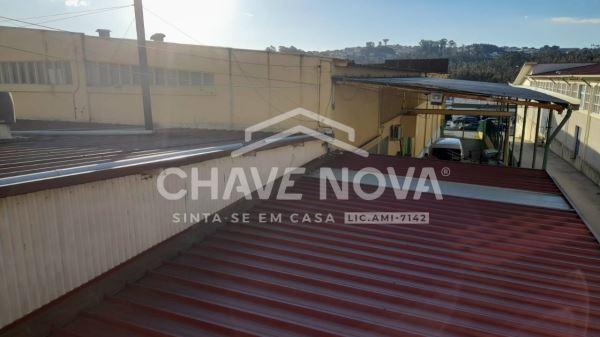Armazém com 3200 m2 com empresa em funcionamento
