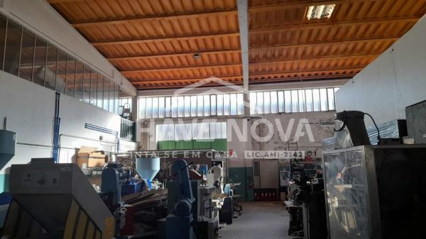 Armazém com 3200 m2 com empresa em funcionamento