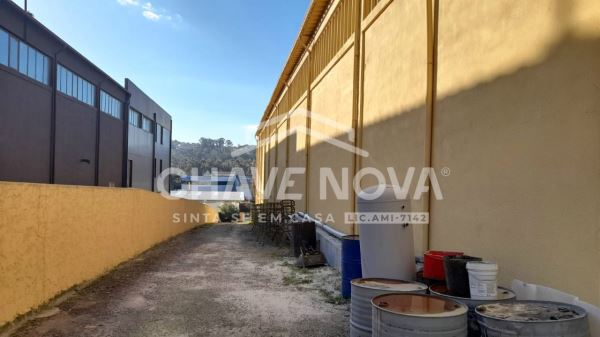 Armazém com 3200 m2 com empresa em funcionamento